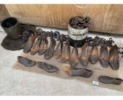A LARGE ASSORTMENT OF VINTAGE CAST IRON COBBLER'S LASTS OF VARIOUS SIZES AND FURTHER COBBLER'S ITEMS 