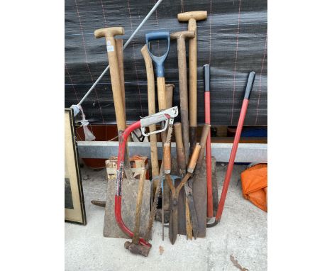 AN ASSORTMENT OF VINTAGE GARDEN TOOLS TO INCLUDE SHOVELS, AXES AND SHEARS ETC 