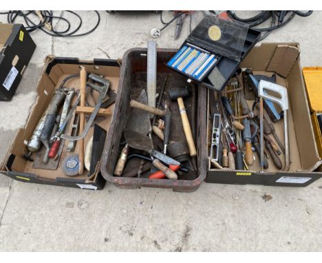 A LARGE ASSORTMENT OF HAND TOOLS TO INCLUDE BRACE DRILLS, TROWELS AND SAWS ETC 