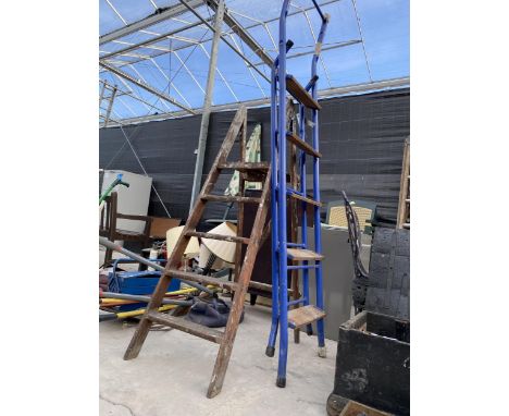 A VINTAGE FOUR RUNG WOODEN STEP LADDER AND A FURTHER FIVE RUNG TUBULAR METAL STEP LADDER 