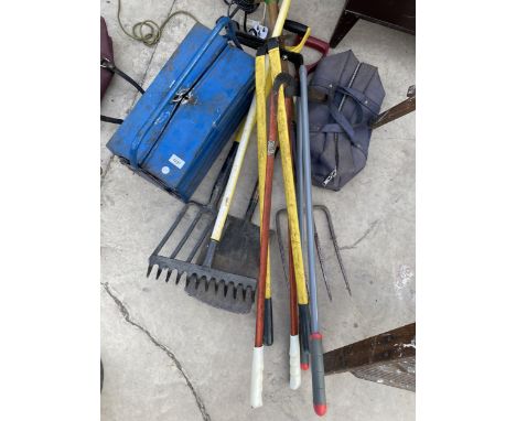 A METAL TOOL BOX AND GARDEN TOOLS TO INCLUDE A SPADE AND A FORK ETC 