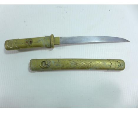 A MINIATURE JAPANESE KATANA PAPERKNIFE, LENGTH OF BLADE 12CM, BRASS GRIP AND SCABBARD 