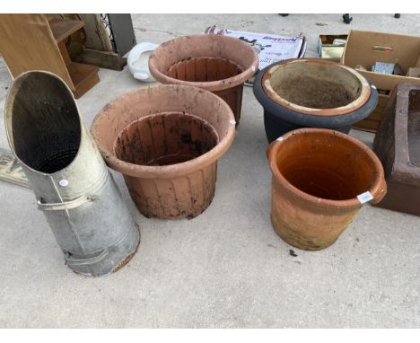 AN ASSORTMENT OF ITEMS TO INCLUDE CERAMIC PLANTERS, PLASTIC PLANT POTS AND A GALVANISED COAL SKUTTLE ETC 
