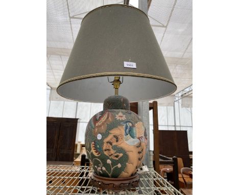 A LARGE CERAMIC TABLE LAMP WITH LARGE LAMP SHADE 