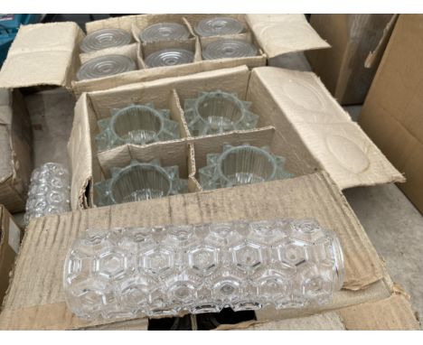 AN ASSORTMENT OF VINTAGE AND RETRO GLASS LIGHT SHADES 