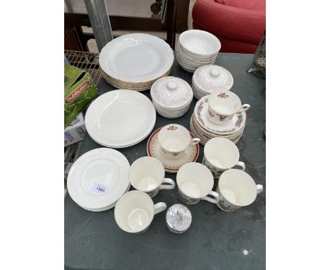 A LARGE ASSORTMENT OF CERAMIC WARE TO INCLUDE ROYAL WORCESTER, TOGNANA PLATES AND BOWLS ETC 