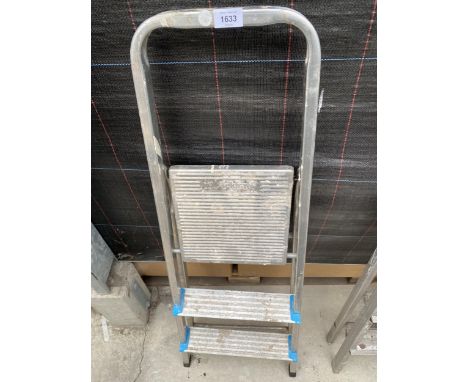 A BELDRAY ALUMINIUM TWO RUNG STEP LADDER 