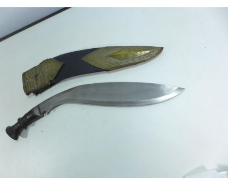 AN EARLY 20TH CENTURY DECORATIVE KUKRI KNIFE, 35CM BLADE, CARVED WOOD GRIP, BRASS MOUNTED LEATHER SCABBARD 