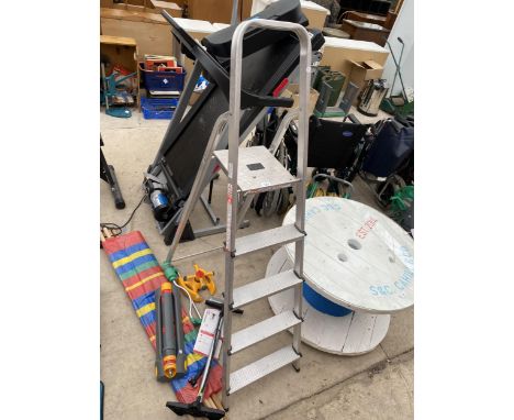 AN ASSORTMENT OF ITEMS TO INCLUDE AN ALUMINIUM FOUR RUNG STEP LADDER, A WIND BREAK AND HOSE PIPE FITTINGS ETC 