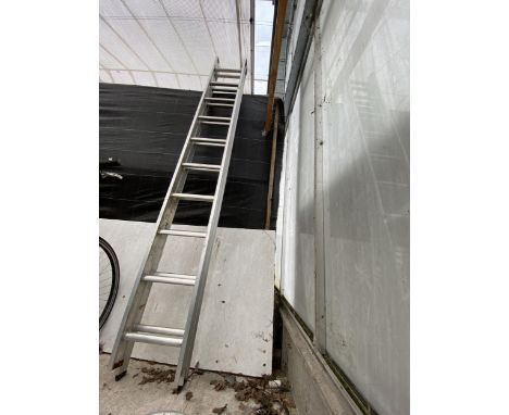 AN ALUMINIUM EXTENDING LADDER (10 RUNGS PER SECTION) 