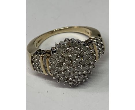 A LARGE 9 CARAT GOLD CLUSTER RING WITH 1 CARAT OF DIAMONDS SIZE O/P IN A PRESENTATION BOX 