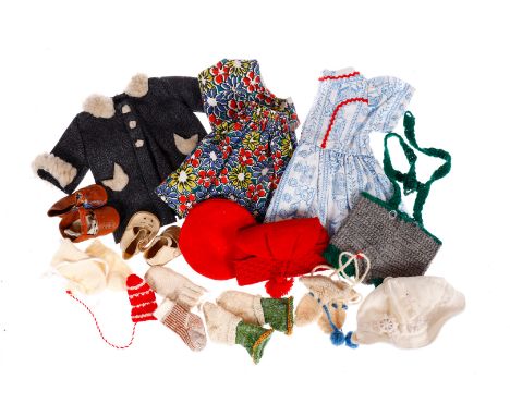 Sehr schönes Konv. Puppenkleidung, passend für KÄTHE KRUSE Puppen u.a., 1 Kleid, L 21,5 cm, 1 Kostüm mit Rock und Weste, 1 Mä