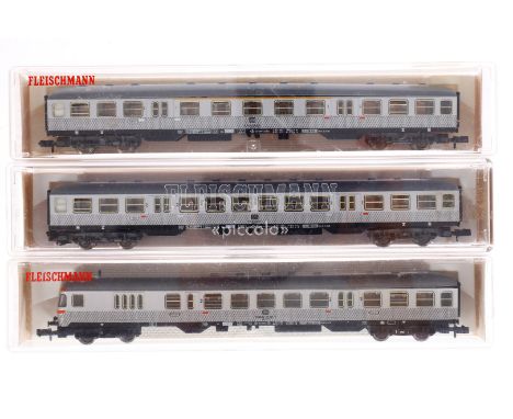 3 Fleischmann Wagen 8120, 8121 und 8122, Spur N, silbern, Alterungsspuren, je im OK, Z 2-3