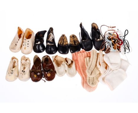 Konv. 7 Paar antike Puppenschuhe, um 1900, mittlere Größe, 6-8,5 cm, darunter Schuhe für deutsche Charakterpuppen, französisc