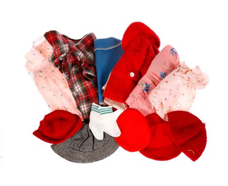Konv. Puppenkleidung, passend für KÄTHE KRUSE Puppen u.a., 3 Kleider, Länge 18-28 cm, 1 Paar Schuhe, 6,3 cm, 3 Jacken/Mäntel,