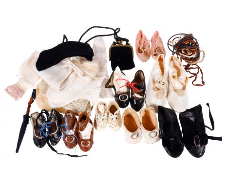 Konv. 8 Paar antike Puppenschuhe, um 1900 und früher, meist mittlere  Größe, 4-8 cm, darunter für franzöische Puppen und KÄMM