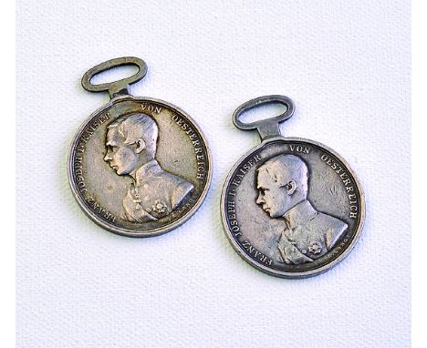 Insieme di due esemplari della Medaglia d’argento al valore di II Classe, VII emissione Francesco Giuseppe I 1849 – 1859, arg