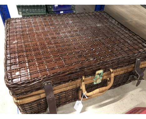 PICNIC HAMPER & CONTENTS
