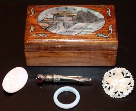 Small Wooden Trinket Box Inlaid With Mother Of Pearl Containing 2 Mother Of Pearl Brooches, Opal Style Ring And Silver Stone 