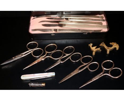 Small Mixed Lot Comprising A Tin Containing 5 Surgical Scalpels To include Down London, Hatrick & Co Ltd Clerkenwell etc, 2 B