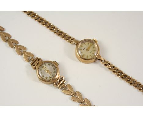 A LADY'S 9CT. GOLD WRISTWATCH BY MAPPIN the signed circular dial with baton numerals, on a 9ct. gold curb link bracelet with 