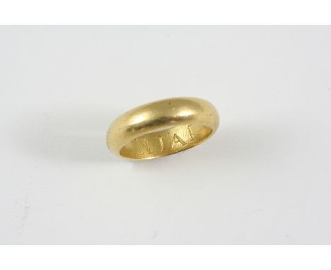 A GOLD POSY RING inscribed to the inside NIAI. Size P.