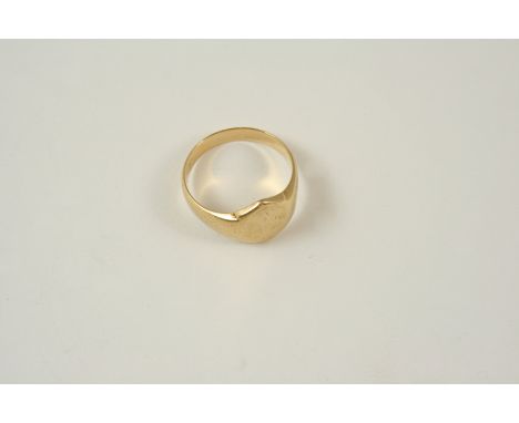 A GOLD SIGNET RING 8.8 grams. Size V.