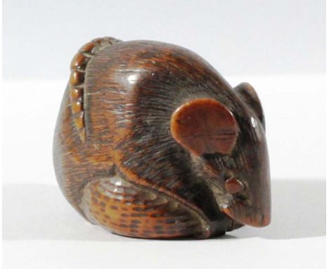 JAPANESE WOOD NETSUKE, carved as a rat, unsigned, length 4.2cm