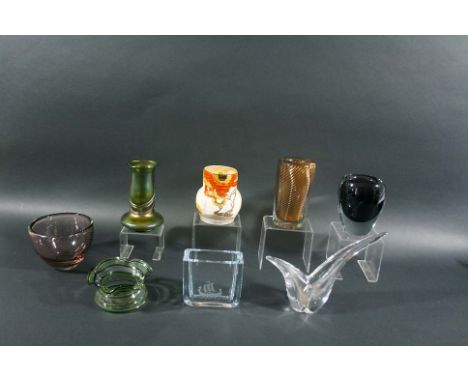 CLARICE CLIFF VASE & ART GLASS a mixed lot including a small Clarice Cliff vase in the Rhodanthe design. Also with a variety 