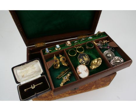 A QUANTITY OF JEWELLERY IN A BROWN LEATHER JEWELLERY BOX including a 9ct. gold buckle ring, with engraved foliate decoration,