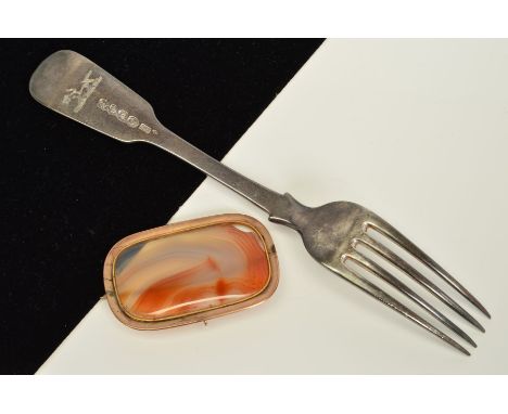 AN EARLY VICTORIAN SILVER FORK AND A LATE VICTORIAN AGATE BROOCH, the Fiddle pattern fork, with silver hallmark for London 18