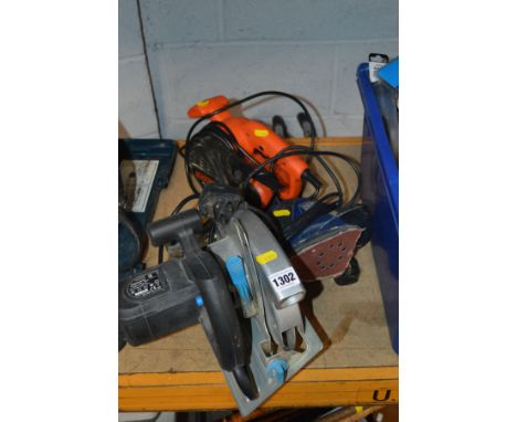 A POWERBASE PSC185V 1220W CIRCULAR SAW, Black and Decker sander and Macallister palm sander (3)