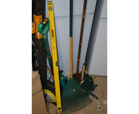 A SMALL COLLECTION OF VARIOUS GARDEN TOOLS (8)
