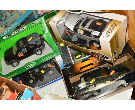 FIVE BOXED MODERN DIECAST AND PLASTIC LAND ROVER AND RANGE ROVER MODELS, 1/18 scale Auto art, Ertl, Universal Hobbies, Eagle 