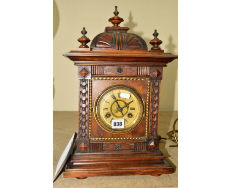 AN OAK CASED MANTEL CLOCK, with Roman numerals, approximate height 45cm (key and pendulum)