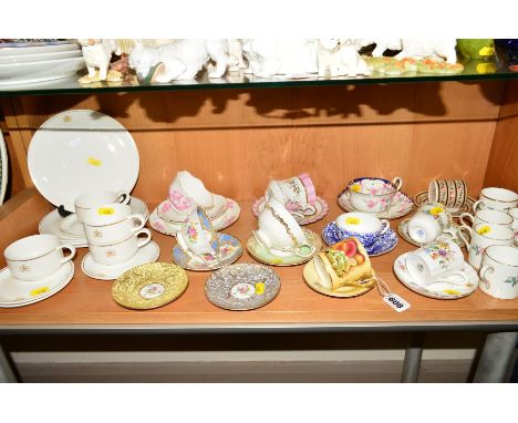 A GROUP OF TEA AND COFFEE WARES, to include Aynsley 'Orchard Gold' coffee can and saucer, 'Cottage Pink' trio, Royal Worceste