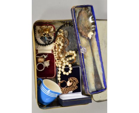 A SELECTION OF MAINLY JEWELLERY, to include an EPNS spoon, a small ceramic jug, a late Victorian gold plated scrolling brooch