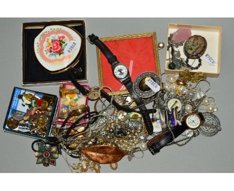 A SELECTION OF MAINLY JEWELLERY AND WATCHES, to include a floral Stratton compact with maker's case, an oval moss agate brooc
