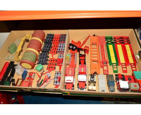A QUANTITY OF UNBOXED AND ASSORTED MODERN DIECAST HEAVY HAULAGE RELATED MODELS, mainly Corgi Classic items, assorted tractor 
