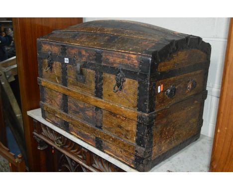 A VINTAGE MAHOGANY AND METAL BANDED DOMED TOPPED TRUNK (sd)