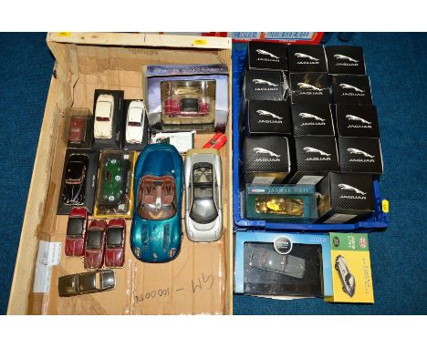 A QUANTITY OF BOXED AND UNBOXED MODERN DIECAST JAGUAR CAR MODELS, assorted Jaguar models including Oxford Diecast, Corgi Clas