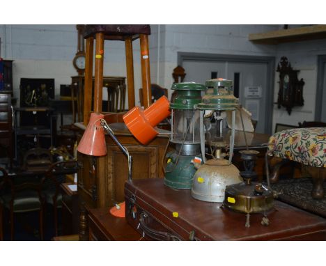 A VINTAGE BROWN LEATHER SUITCASE, together with a Bialaddin 800X oil lamp, two other oil lamps, a knuckle joint orange ground