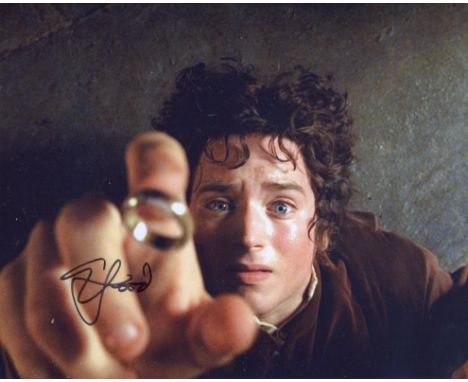 Lord of the Rings 8x10 movie scene photo signed by actor Elijah Wood as Frodo Baggins!. All autographs come with a Certificat