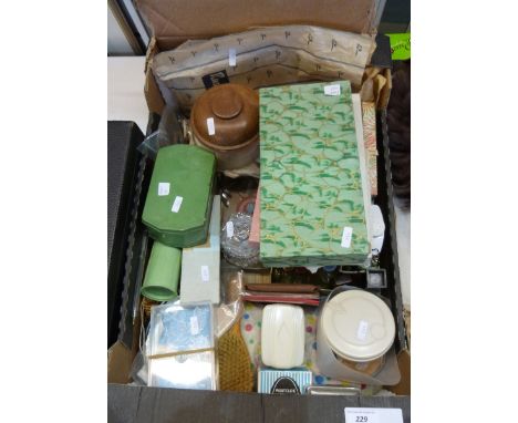 Quantity of vintage compacts including Coty, various 4711 eau de cologne bottles, assorted vintage boxes, dressing table acce