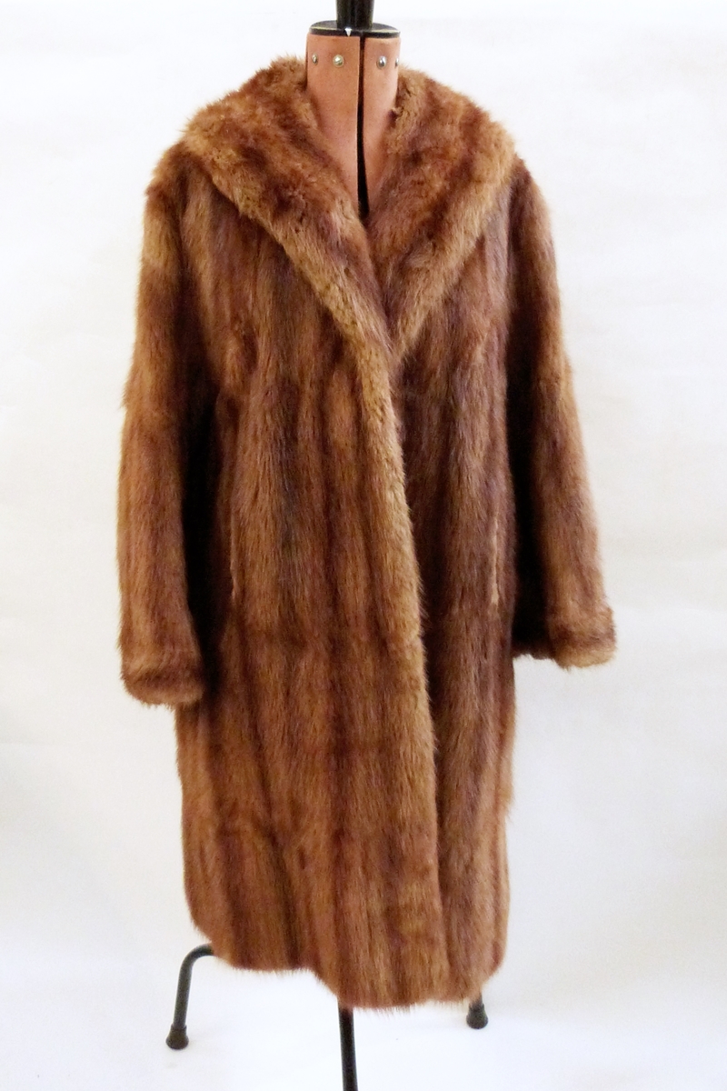 Black faux-moleskin coat and a vintage fur (2)