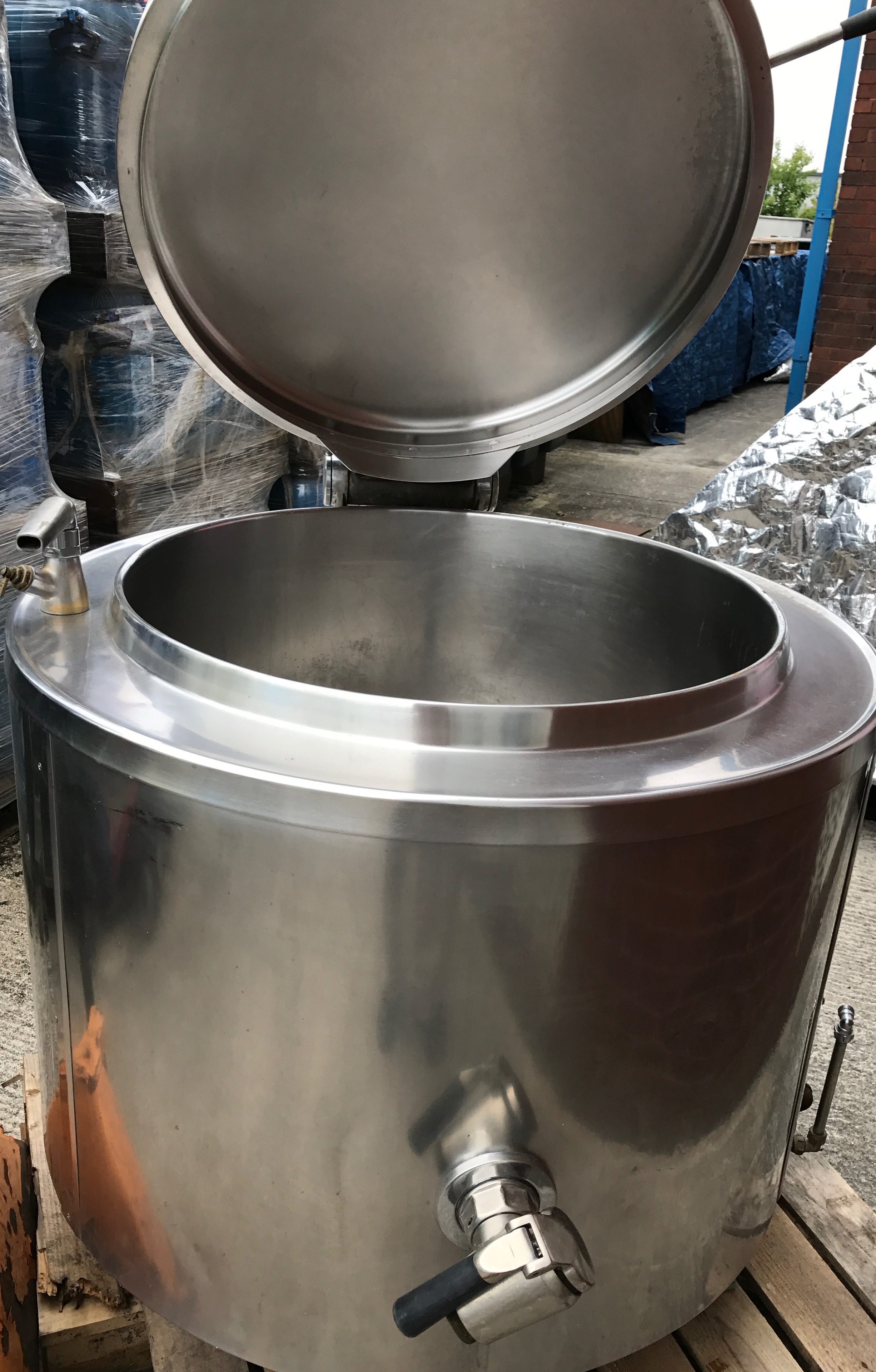 Stainless steel steam jacketed 250 litre approx boiling pan with lid