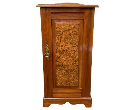 Edwardian walnut bedside cabinet, moulded top with arched back, enclosed by single door with figured panel, on bracket feetDi