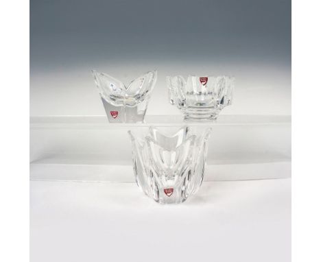 A charming set crystal glass bowl of graduating size, including the Corona pattern, Lotus Violet pattern, and Fleur pattern. 