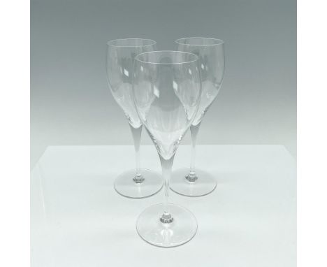 Elegant tulip-shaped glasses designed for sparkling wine, featuring long, narrow bowls and clear, smooth stems. Baccarat acid