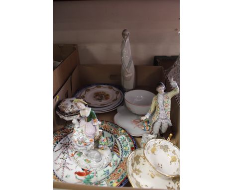 A TRAY OF ASSORTED CERAMICS TO INCLUDE CONTINENTAL STYLE FIGURES (ONE CHIPPED TO HAND), NAO FIGURE, ORIENTAL CABINET PLATE ET